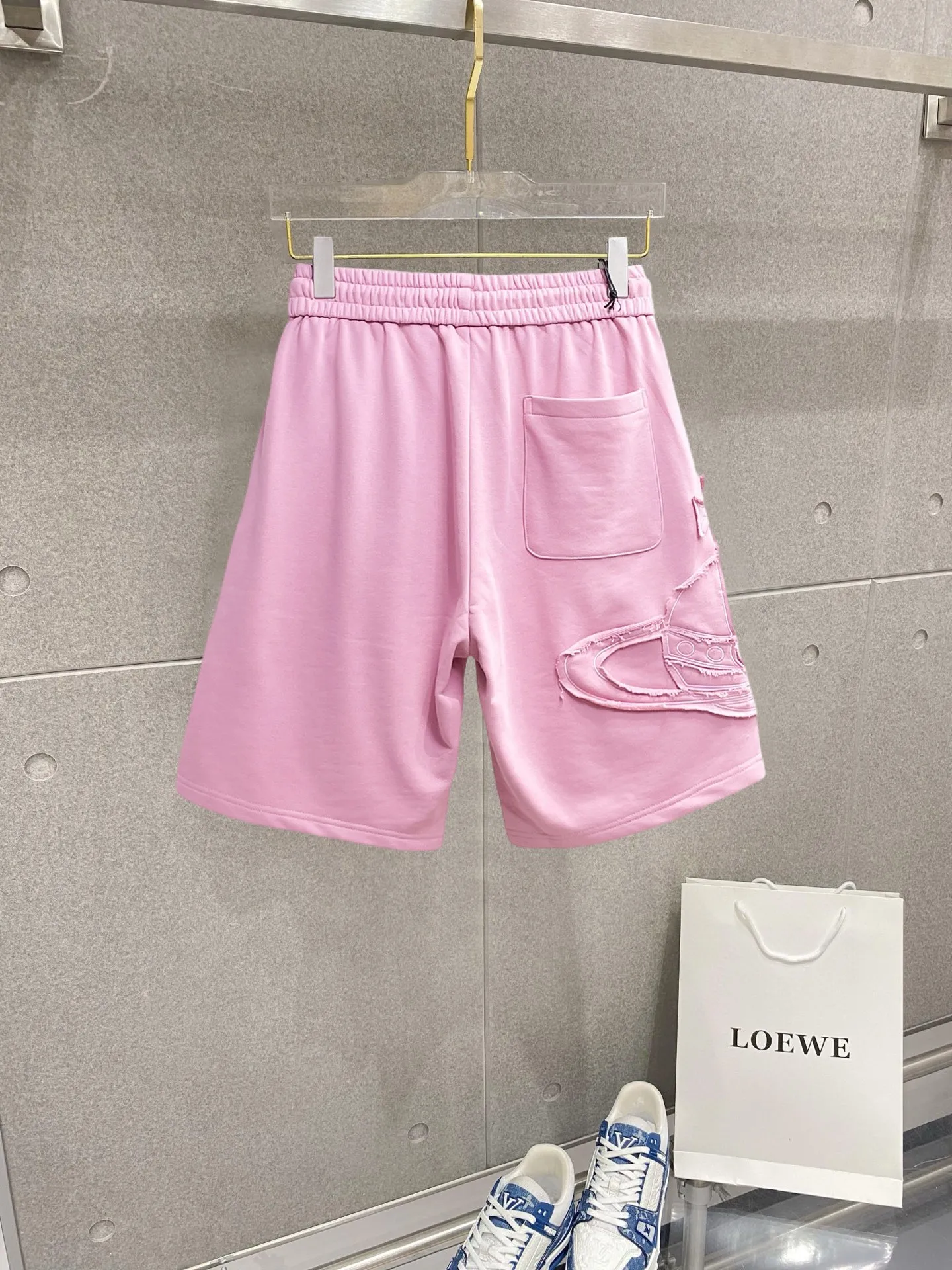 The Queen Mother's three-standard complete 2026 summer New Arrival men's casual shorts, advanced custom-made fabric Breathable fabric, Breathable elasticity and comfort, impeccable details, top-grade accessories, original logo design concept, delicate and soft feel! The upper body fit is awesome! Size: M-XXXL Please state your height and weight when ordering